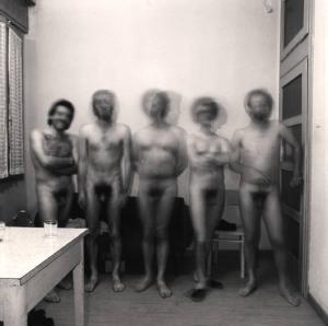 Ritratto di cinque studenti di urbanistica, nudi e mossi