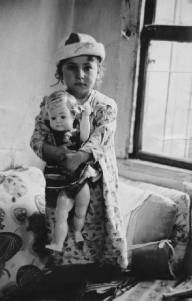 Ritratto femminile - Bambina con bambola