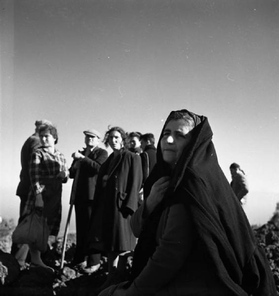 Italia del Sud. Sicilia - eruzione dell'Etna - processione lungo le pendici del vulcano - ritratto femminile - anziana donna coperta da un manto scuro