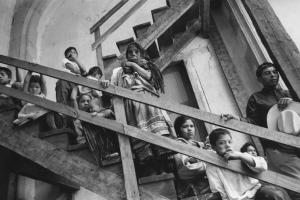 Latinoamerica - bambini e anziana sui gradini di una scalinata