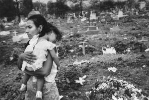Latinoamerica - madre e figlia al cimitero