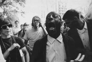 Manifestazione - giovane di colore che urla