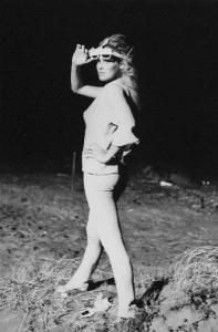 Ostia - Set del film "La decima vittima" di Elio Petri - Spiaggia - Ritratto femminile a figura intera con occhiali da sole: Ursula Andress, modella
