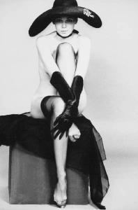Ritratto femminile: Alicia Brandet, attrice con collant autoreggenti, cappello, guanti e lacrime disegnate sulle guance