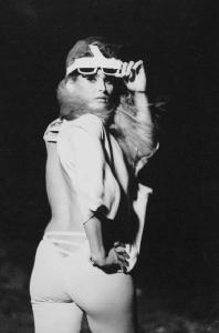 Ostia - Set del film "La decima vittima" di Elio Petri - Spiaggia - Ritratto femminile con occhiali da sole: Ursula Andress, modella