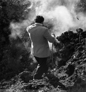 Italia del Sud. Sicilia - eruzione dell'Etna - uomo sul bordo del cratere