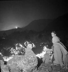 Italia del Sud. Sicilia - eruzione dell'Etna - processione lungo le pendici del vulcano - persone vicino alla lingua di lava