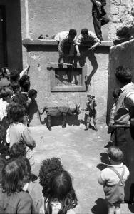 Italia del Sud. Napoli - Teatro Olimpia - spettacolo di pupi - pupari - pupi - toro e torero - bambini che osservano