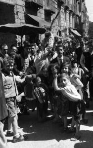 Italia del Sud. Napoli - vicolo - ritratto di gruppo - puparo con pupi in spalla circondato da bambini