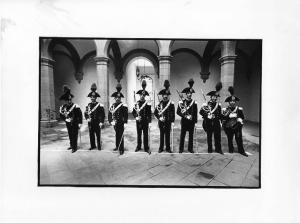 Esterno - Gruppo di carabinieri in fila - Carabinieri in posa con spade in mano - Tromba