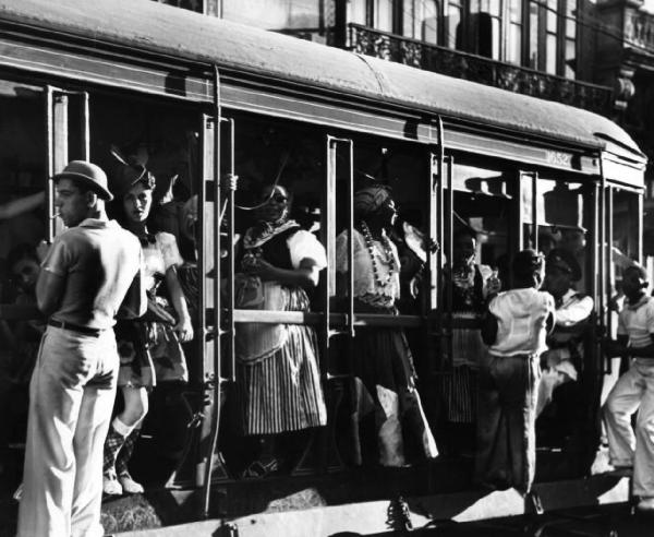 Folla assiepata sopra un tram in città