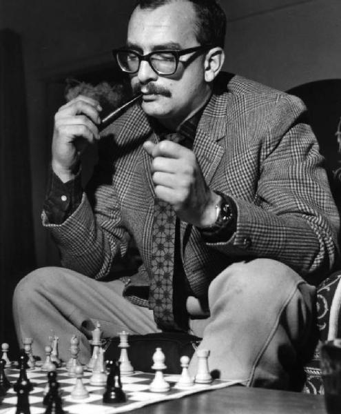 Giangiacomo Feltrinelli fuma la pipa durante una partita di scacchi