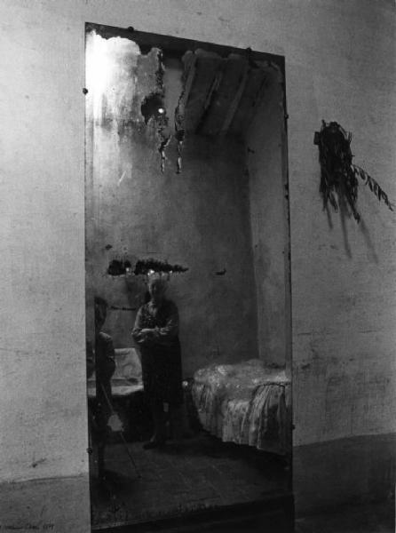 Barbarano Romano - interno domestico - camera da letto - anziana riflessa nello specchio