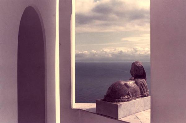 Topografia - Iconografia. Capri - Loggia con statua - Vista sul mare