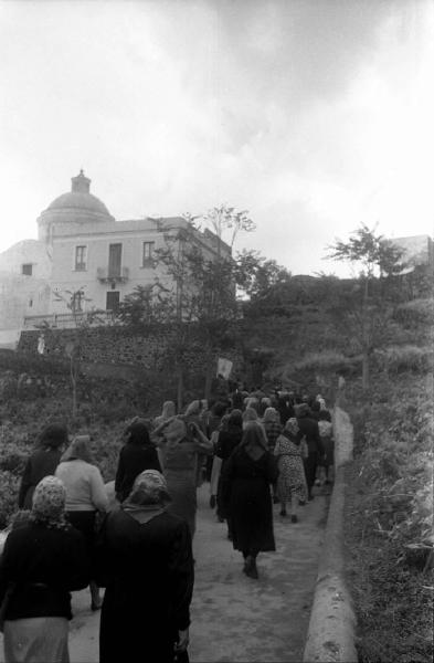 Italia del Sud. Sicilia - Isole Eolie - isola di Stromboli - borgo di San Vincenzo - processione verso le pendici del vulcano