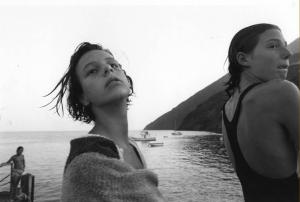 Stromboli. Coppia di giovani ragazze in asciugamano in riva al mare