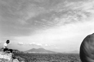 Coppia di uomini in riva al mare - sullo sfondo il Vesuvio
