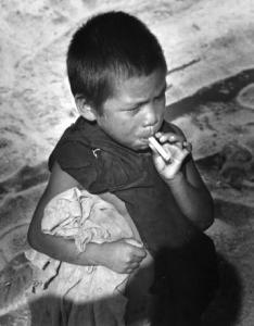 Bambino con sigaretta