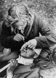 Giovane infermiera medica un soldato sul fronte di battaglia