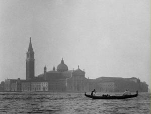 Veduta di Venezia in direzione P -zza S - Marco con una gondola di passaggio