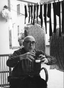 Cesare Zavattini discute sul balcone della sua abitazione