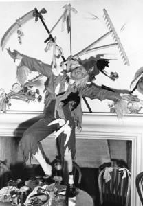 L'attore Cecil Beaton durante la festa di compleanno in piedi sopra un tavolo