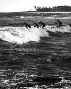 Gruppo di pescatori cavalca l'onda
