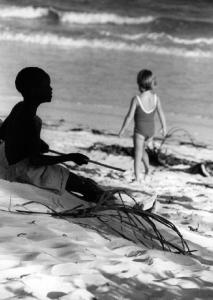 Due fanciulli sulla spiaggia in riva al mare