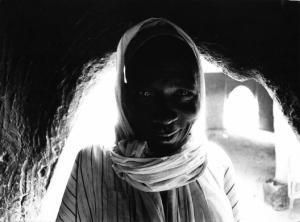 Donna di colore all'interno di una caverna