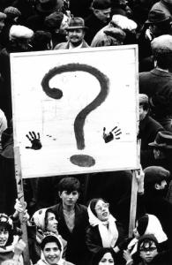 Tricarico - sciopero generale - manifestanti - cartello recante la scritta "?"