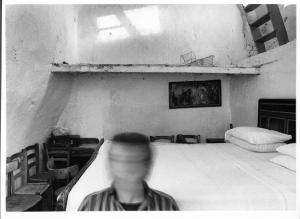 Interni mossi. Interno domestico - camera da letto - figura umana in movimento - autoritratto di Mario Cresci