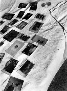 Barbarano Romano - fotografie di famiglia appoggiate sul letto - occhiali