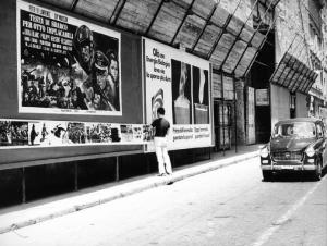 Documentazione fotografica dell'installazione dell'opera "Esercitazioni militari" - nastro fotografico antimilitarista per le strade della città - manifesto pubblicitario - auto
