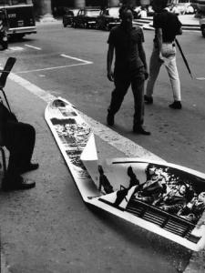 Documentazione fotografica dell'installazione dell'opera "Esercitazioni militari" - nastro fotografico antimilitarista per le strade della città