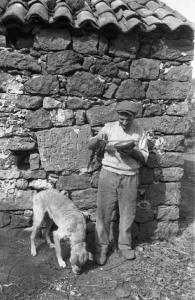 Italia del Sud. Sicilia - Ritratto maschile: uomo abnziano con cane - Brecciante - Pausa pranzo