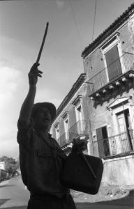 Italia del Sud. Sicilia - ritratto maschile - bracciante con il bastone per la battitura del grano