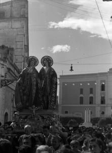 Italia del Sud. Matera - processione dei Santi Medici Cosma e Damiano - le statue dei santi portate in spalla dai devoti