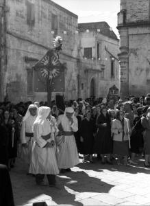 Italia del Sud. Matera - processione dei Santi Medici Cosma e Damiano - associati di una confraternita - confratelli - stendardo