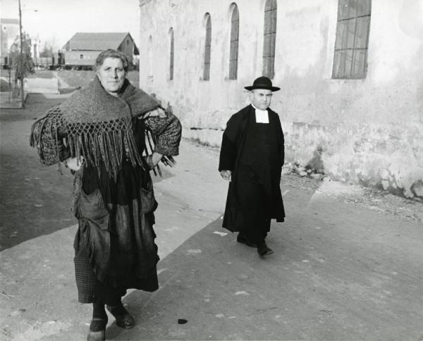 Benevento. La strega - Maria Domenica cammina per le vie della città - prete
