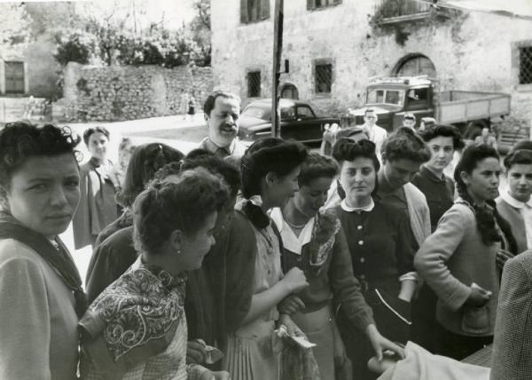 Anticoli Corrado - gruppo di ragazze al mercato - Franco Gentilini