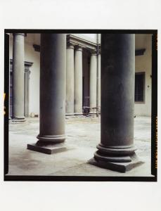 Firenze. Cortile interno di palazzo rinascimentale - colonnea - strumenti di lavoro