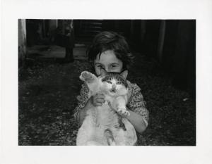Treviso. Ritratto di bambina con gatto