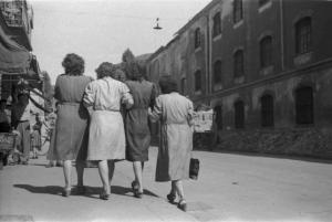 Milano. Uscita degli operai dalle fabbriche. Gruppo di donne