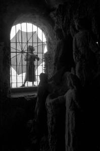 Italia del Sud. Italia Magica - Calabria - Pizzo Calabro - Grotta di Piedigrotta - tufo - bambina ad una finestra - grata