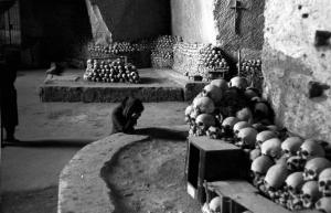 Italia del Sud. Italia Magica - Campania - Napoli - Cimitero delle Fontanelle - ossario - donna in preghiera