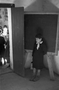 Italia del Sud. Cosenza - Ghiandaro - scuola - cascina - bambini - alunni - scolaro in punizione - lavagna