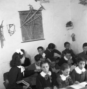 Italia del Sud. scuola - aula - bambini - banchi di scuola