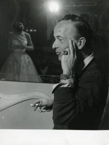 Anticoli Corrado (?) - uomo di profilo con gioielli - giovane donna riflessa nello specchio