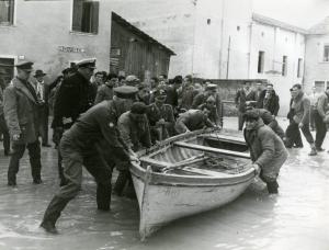 Provincia di Rovigo - inondazione del fiume Po - paese - gruppo di persone e militari - barca