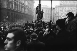 Milano - piazza Duomo - funerali delle vittime della strage di Piazza Fontana - folla di cittadini